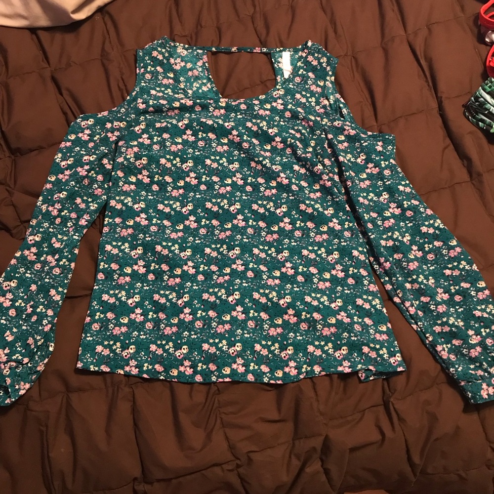 Bare shoulder long sleeve blouse